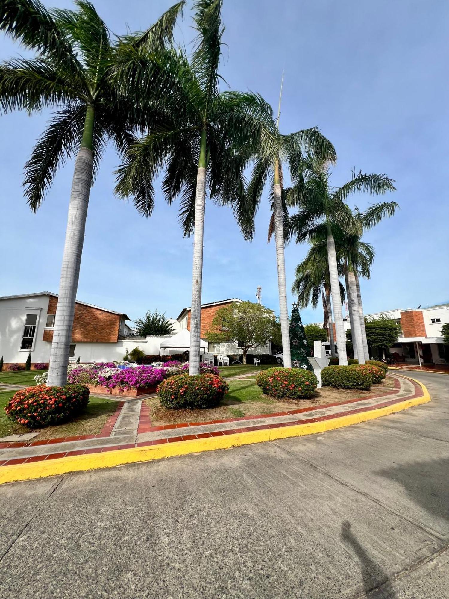 Casa Frente Al Centro Comercial Guatapuri Holiday home